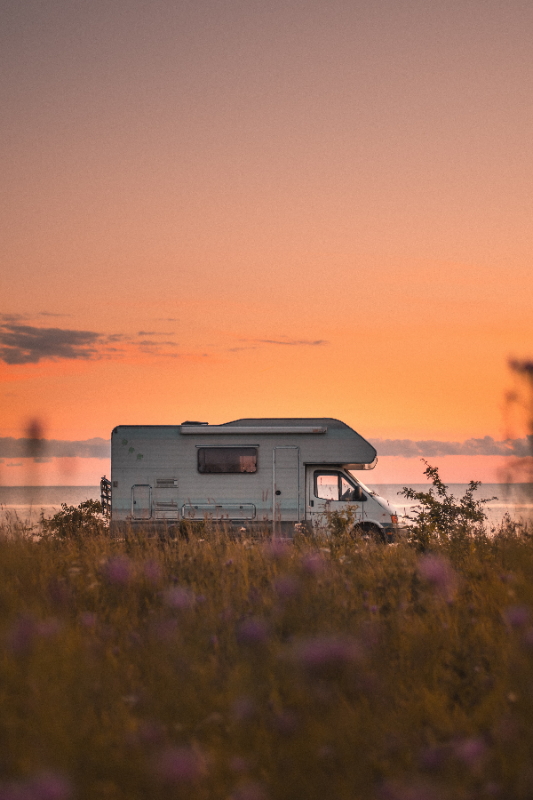 foto van een camper op de achtergrond